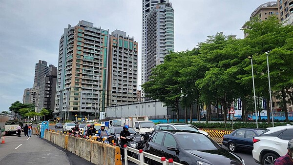 淡北道路今年2月開工，新工處表示，施工範圍都已設置圍籬，保留原有車道數，不影響原有交通，圖為淡水中正東路。記者江婉儀／攝影