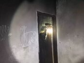反潮電扇吹濕氣...板橋舊公寓廁所半夜冒煙　疑電線短路釀災