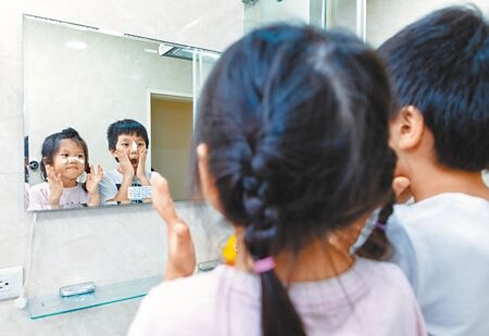 
台灣兒童與青少年皮膚醫學會建議，兒童在國小一年級時可以用洗面乳局部洗臉，國一或長出粉刺時，就應全臉使用洗面乳。（羅永銘攝）
