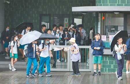 教育部2月起推動高中職全面免學費,但由私立高中單招入學的學生,還是要繳學費。(陳君瑋攝)