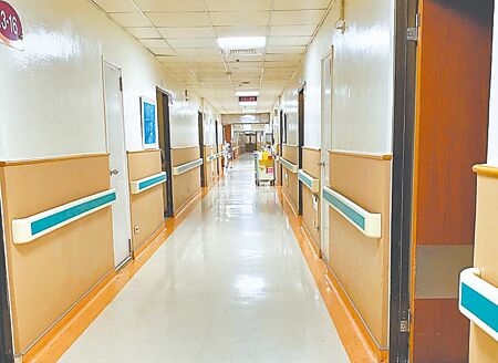 
嘉義市各大醫院病床一位難求，圖為台中榮總嘉義醫院病房區。（本報資料照片）
