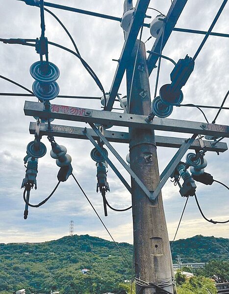 基隆市安樂區25日上午突然停電，經台電調查，判斷是電桿上設備被松鼠碰觸，引起跳線斷電，估計影響860戶。圖／台電提供