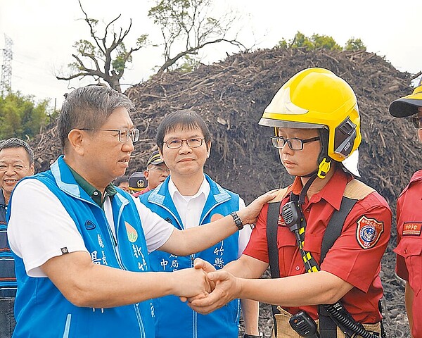 芎林大火燒出堆置場違規問題,新竹縣長楊文科(左)25日會同相關單位會勘,慰問消防人員,也下令徹查堆置場有無不法。圖/新竹縣府提供