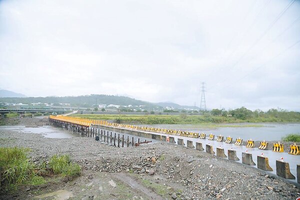 因地震受創，花蓮富里鄉「明里大橋鋼便道」已近完工，將在6月1日通車。圖／花蓮縣政府提供