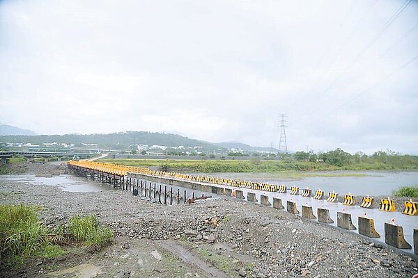 因地震受創,花蓮富里鄉「明里大橋鋼便道」已近完工,將在6月1日通車。圖/花蓮縣政府提供