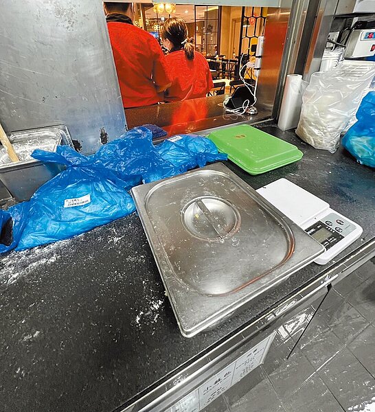 有民眾疑似吃到半生不熟的豬肉餡餅，台北市衛生局獲報後，25日派員到該餐廳稽查。圖／台北市衛生局提供