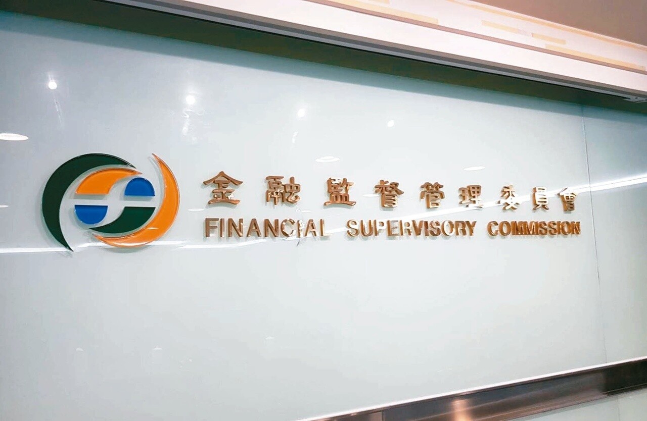 政院加強阻詐，要求金管會督導金融業提升安全控管機制，爭取攔截詐款金流的最後時間，銀行公會已提案擬將遊戲點數、錢包儲值、電子禮券等三大類信用卡消費，延後24小時才生效。本報資料照片 