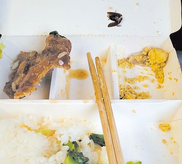 有民眾24日傍晚搭乘台鐵新自強號享用台鐵便當時,發現竟有斷頭蟑螂。圖/摘自好想住飯店好康踩雷不藏私臉書社團
