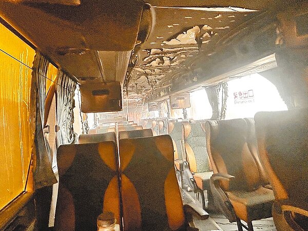 台南後甲國中32位師生25日搭遊覽車北上參加足球賽,行經國3北上龍井段突然發生火燒車意外,幸未造成傷亡。圖/民眾提供