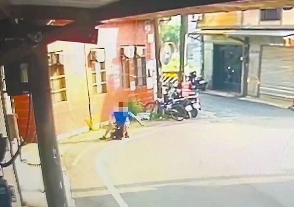 新竹縣新豐彭姓男子在2樓修冷氣不慎失足墜落,意外將路過的鄭姓男子壓傷致死。圖/警方提供