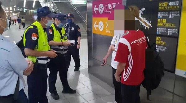 高雄捷運警察隊查出3名攀爬捷運站體還逃票的少年,將依違反大眾捷運法開罰。記者石秀華/翻攝