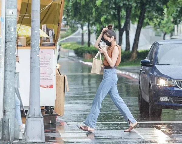這兩天台灣上空水氣仍然偏多,各地午後有雷陣雨機會,其餘時間以多雲為主。聯合報資料照片