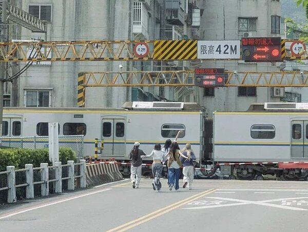 韓國人氣女團New Jeans的新專輯MV，在礁溪鄉德陽宮前平交道取景，讓礁溪的美爆紅到國際。圖／翻攝New Jeans臉書