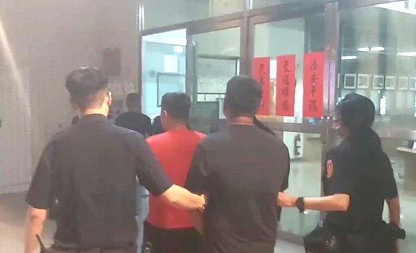 多名工人25日晚到屏東縣恆春鎮恆西路一家卡拉OK小吃部餐敘，因敬酒變互毆砍人，警方連夜逮3人依殺人未遂、傷害罪送辦。圖／警方提供