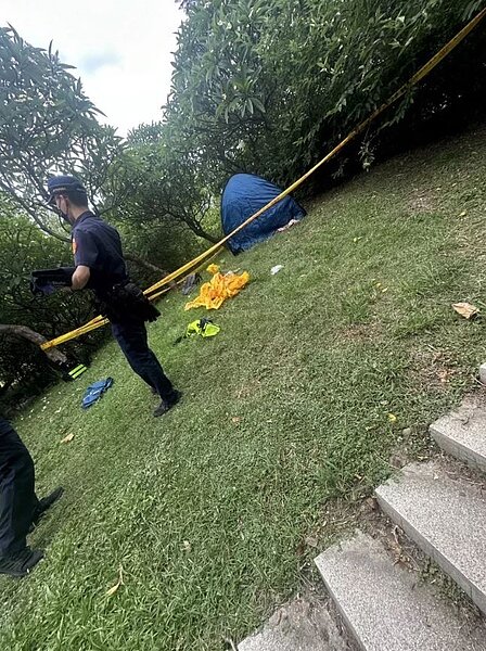 台中文心森林公園被晨運的市民發現一具男屍，警方到場拉起封鎖線，調查死因。圖／讀者提供