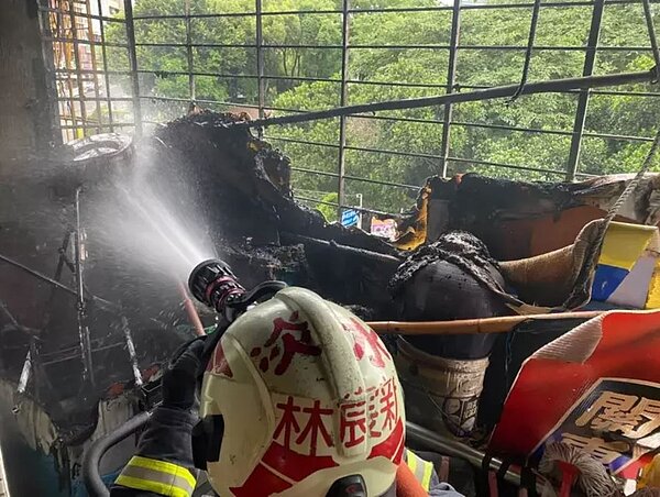 新北市淡水區中山路,清晨7時20分發生住宅火警,1幢5層舊公寓的4樓前陽台起火,燃燒雜物面積約0.5平方公尺,火勢迅速撲滅,無人受傷。記者林昭彰/翻攝