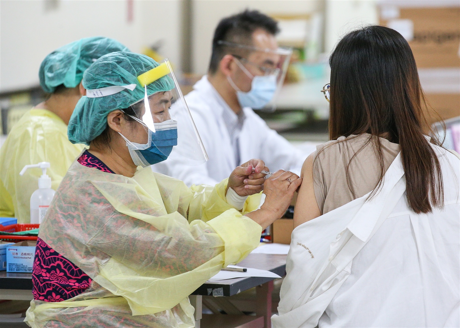 中國醫藥大學附設醫院感染管制中心副院長黃高彬說，爲避免流行病來襲時的生命流失，應做好到早期發現、盡速治療、接種疫苗三件事。示意圖。本報資料照片 