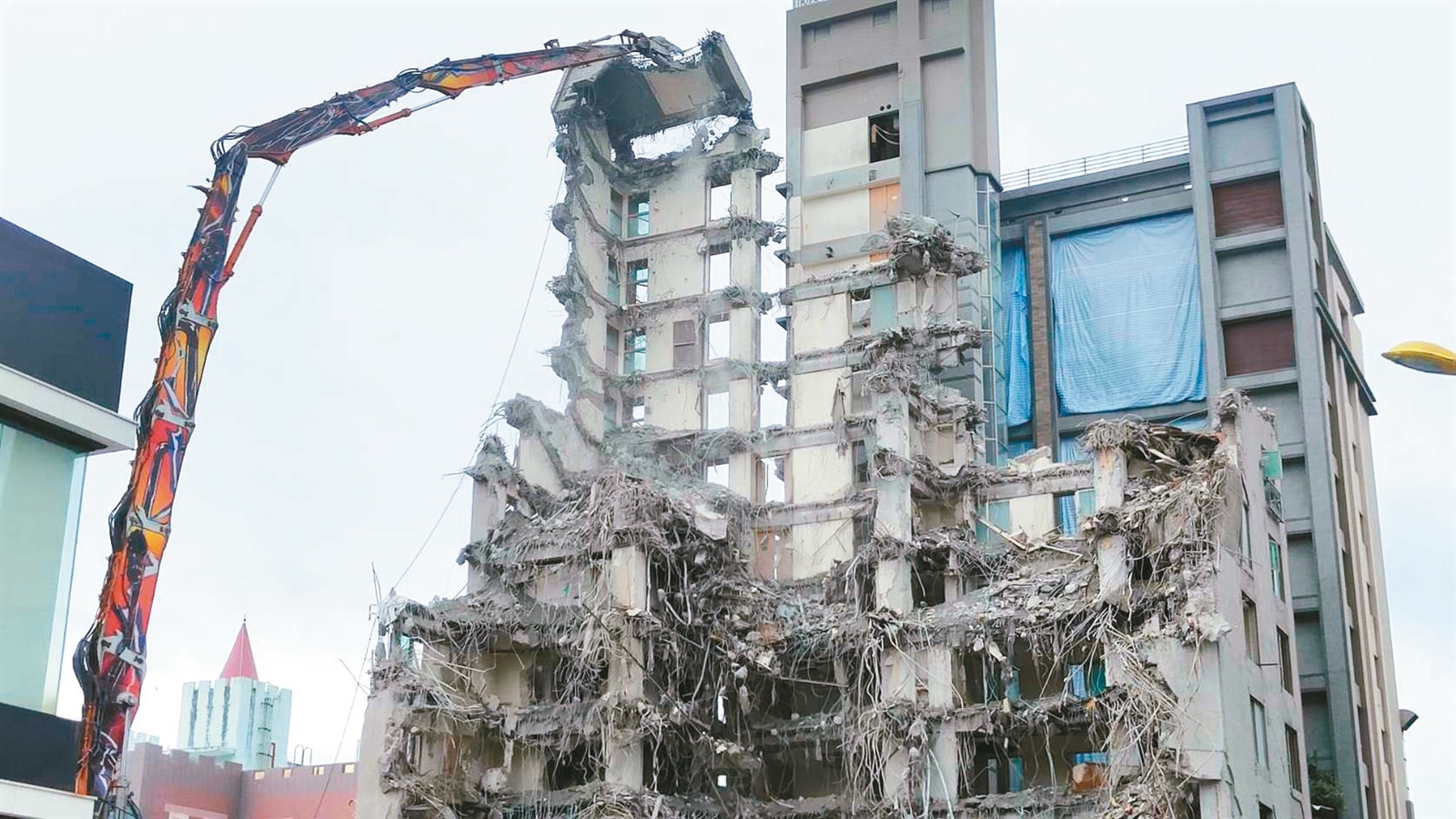 花蓮市藍天麗池大飯店因地震受損拆除，縣府預計在6月7日拆完。記者王思慧／攝影 