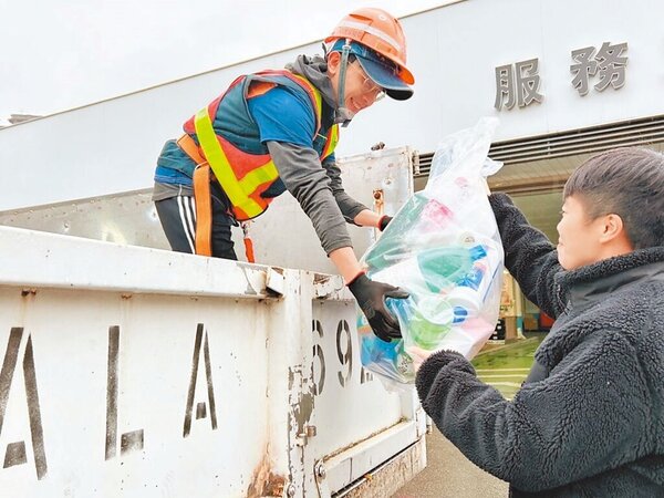 新北市環保局公告2024年4月1日起，7大類物品皆須分開單獨回收，違者可依違反《廢棄物清理法》最重開罰6000元，迄今尚無裁罰案。圖／新北市環保局提供