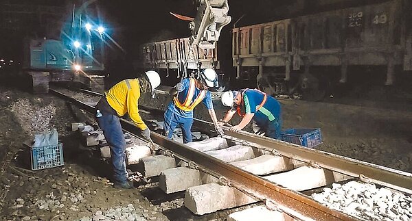 台鐵和仁站南邊K48+500路段4月22日被大量土石流淹蓋，台鐵公司正施作排水道疏濬、路基整理、換碴等工程，預計7月底完工。圖／台鐵公司提供