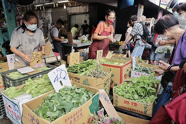 北市近年來要求攤商需設電子支付，設置率逼近百分百，但使用率不佳。市場代表直言中高齡客群較習慣現金支付。示意圖／聯合報系資料照