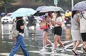 氣象署發布大雨特報　雨彈炸7縣市慎防雷擊強陣風