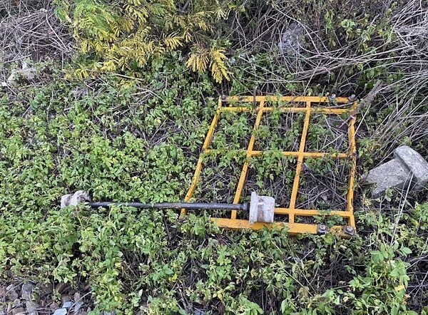 台鐵3121次區間車去年5月9日行駛時嘉義往南靖路段時,撞上鐵路局施工廠商未落實檢查,遺落在軌道的工程平台車。記者黃于凡/翻攝