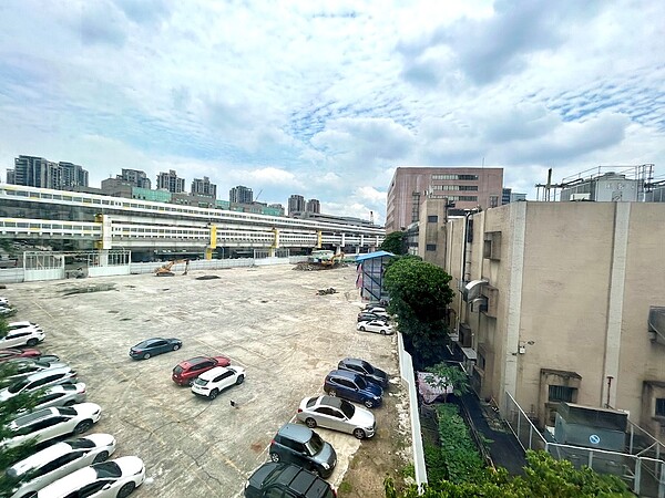賣建地要繳納土增稅、道路用地不必!為何要簽2份契約書?跟房地合一稅有關 國泰建設中和指標案基地。圖/好房網News記者蔡佩蓉攝影