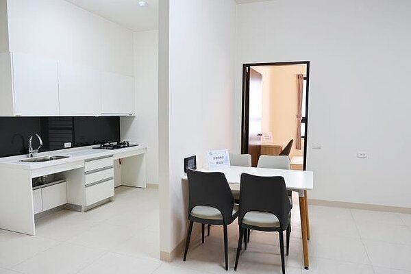 黃偉哲視察成功公宅,預計114年下半年開放申租。圖/台南市政府提供