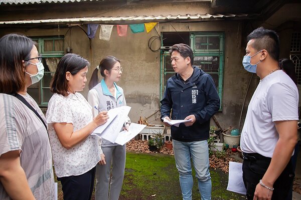 副市長邱臣遠日前與社會處、交通處及光華國中同仁前往兒少家庭福利館預定地會勘,討論規劃打造更符合市民需求及友善的公共環境。圖/新竹市社會處提供