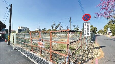 
台南市政府向台鐵承租新營火車站前約900平方公尺閒置土地，將闢建平面停車場。（張毓翎攝）
