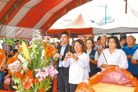 
嘉義市新建興安國小非營利幼兒園，27日舉辦開工動土典禮，由嘉義市長黃敏惠（前排中）親自主持祈福參拜儀式，立委王美惠（前排右）、國教署主任祕書張永傑（前排左）等各界一同參與。（呂妍庭攝）
