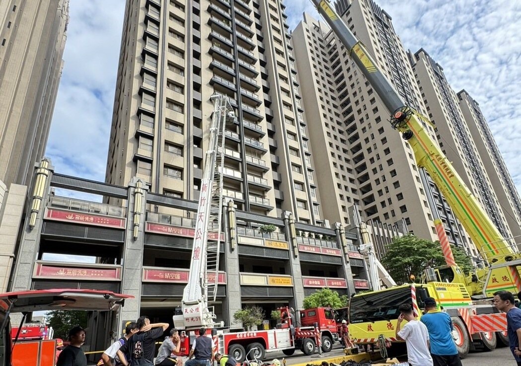 位於「竹科第一排」的新竹市東區慈雲路晴空匯28樓社區大樓昨（26）日晚發生火警。記者黃羿馨／攝影 