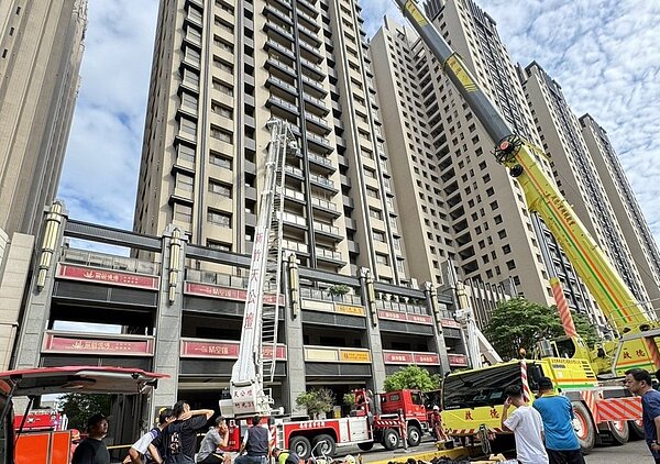 位於「竹科第一排」的新竹市東區慈雲路晴空匯28樓社區大樓昨(26)日晚發生火警。記者黃羿馨/攝影