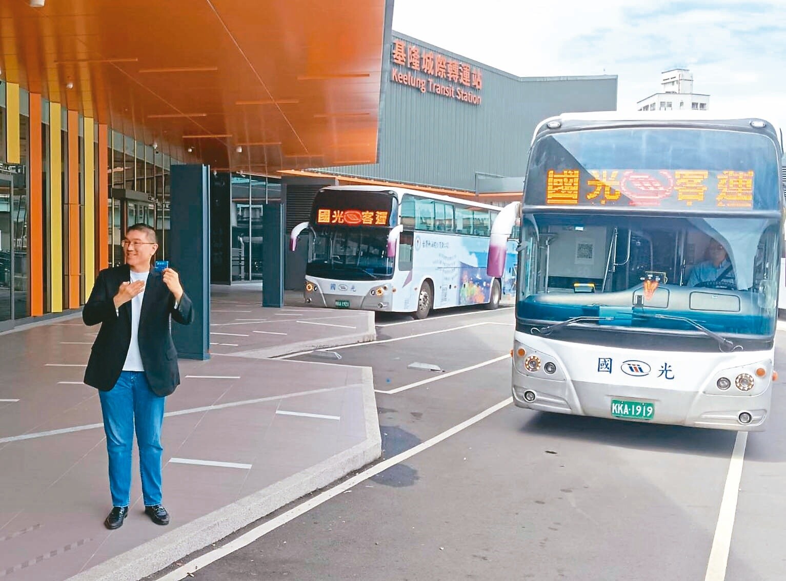 基隆市長謝國樑昨到基隆城際轉運站拍攝宣導影片，轉運站將在6月29日、30日試營運，7月1日啟用。記者邱瑞杰／攝影 