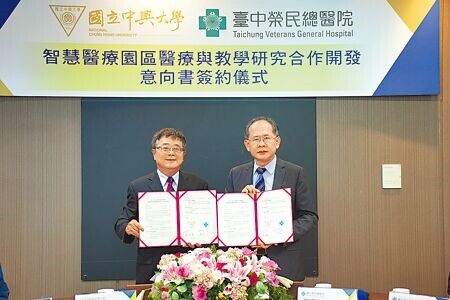興大校長詹富智（左）與台中榮總院長陳適安（右）共同簽署「復興校區智慧醫療園區醫療與教學研究合作開發意向書」。圖∕劉朱松