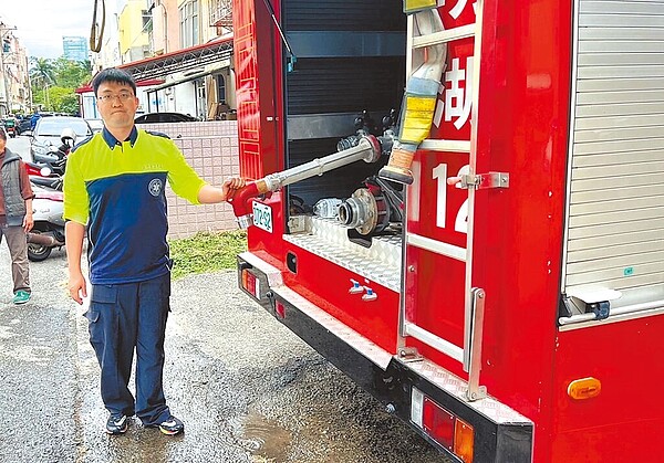 新竹市晴空匯社區大樓發生火警，搜救的勇消周立鑫（見圖）、李詠真不幸因氧氣用盡殉職。圖／新竹市消防局提供