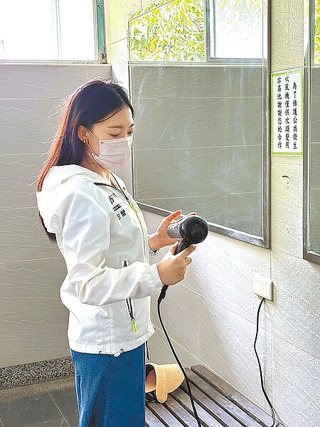 高市議員白喬茵指出,右昌游泳池有學生去上游泳課,全班30人卻只能共用1台吹風機,原因是配電盤有狀況,因而造成學生感冒。(白喬茵提供/柯宗緯高雄傳真)