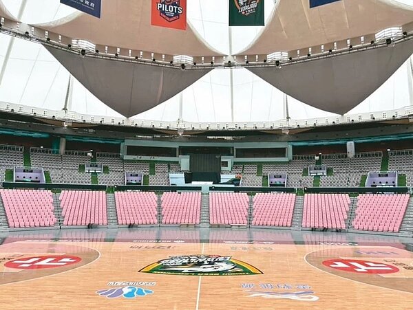 桃園巨蛋接連爆出地板破裂、蚊子多,後台積水,媒體室舉辦記者會時下起小雨,市府體育局回應會逐步優化。圖/桃園市體育局提供