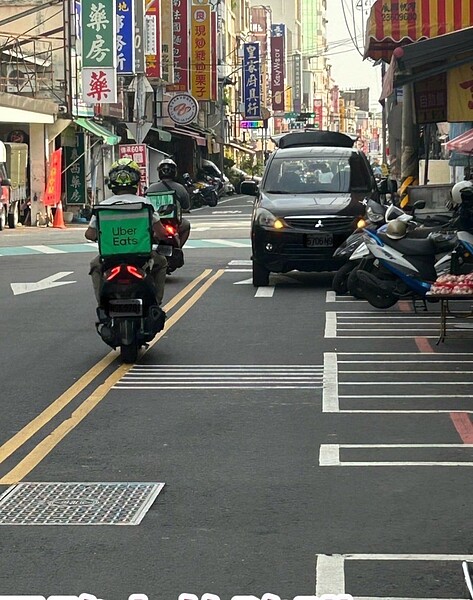 台中市豐原區中正路段，畫雙黃線的地方又畫設機車停車格。用路人常被檢舉遭罰款。圖／賴朝國提供