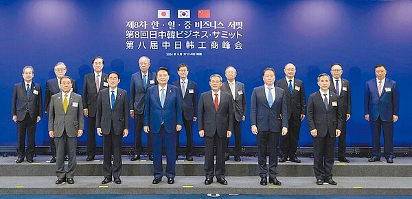 大陸國務院總理李強(前排右三)、南韓總統尹錫悅(前排左三)及日本首相岸田文雄(前排左二)等人,27日在南韓首爾參加第八屆中日韓工商峰會後和與會代表合影。圖/摘自南韓總統府官網