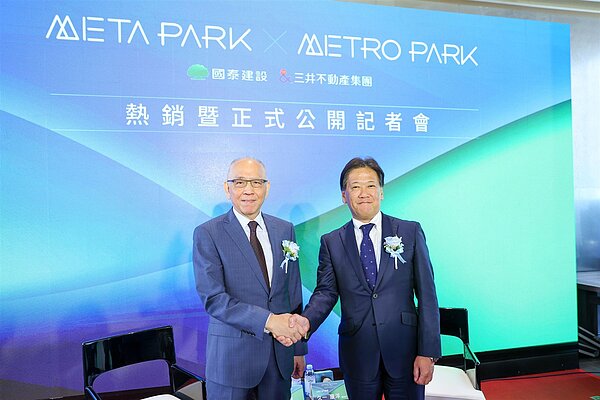 國泰建設董事長張清櫆(左)與三井不動產董事長久一康洋(右)。圖/業者提供
