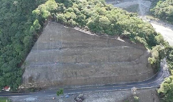 台8線中橫公路受地震、降雨影響持續修復，天祥至太魯閣口路段6月每天放行3個時段，端午連假放行時段各增1小時。圖為中橫183.6公里福德祠路段邊坡掛網刷坡作業。圖／公路局東區養護工程分局提供