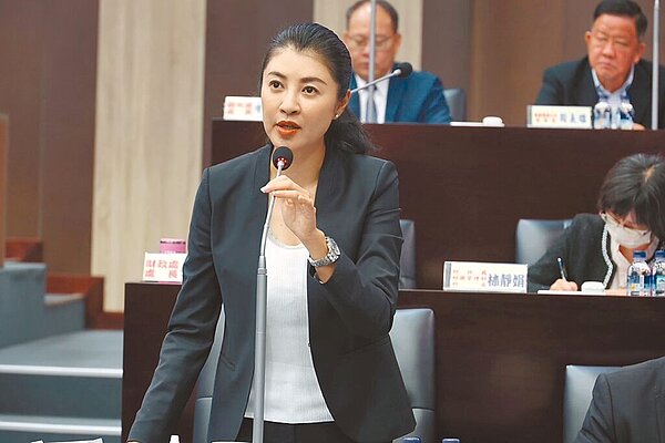 南投縣議員林庭秝、陳淑惠等人27日在縣政總質詢關心體育發展,建議縣府籌設體育實驗中學。南投縣長許淑華認為須從長計議,現階段落實體育三級制、四級制,讓優秀人才留在南投。(南投縣政府提供/楊靜茹南投傳真)
