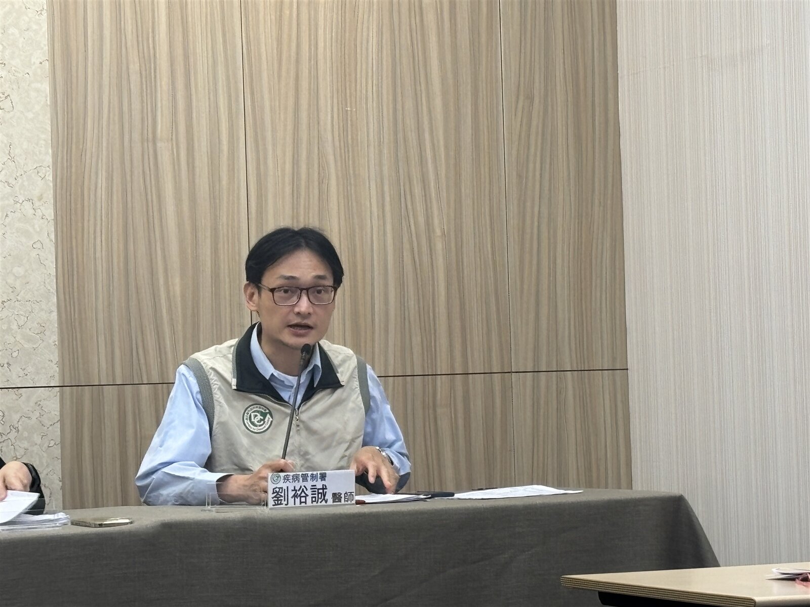 衛福部疾管署防疫醫師劉裕誠說明，腸病毒重症個案狀況。記者李青縈／攝影 