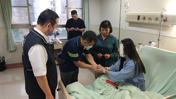 台中捷運砍人案有2人受傷,其中「長髮哥」的臉上留下兩道明顯疤痕。圖/台中市警局提供