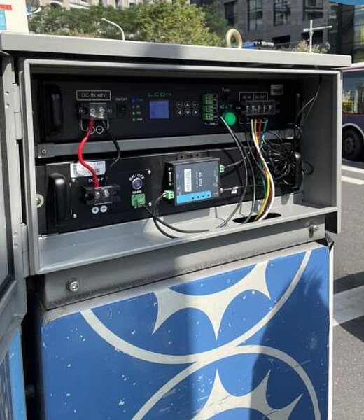 新北境內276處主要路口設「UPS號誌不斷電系統」,能穩定供應3小時緊急電力,透過電腦遠端監控平台,維持路口號誌正常運作。圖/新北交通局提供