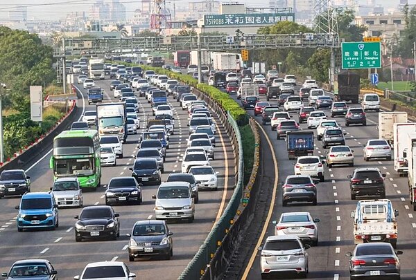 高速公路局預估,端午連假將有大量返鄉及旅遊車潮將導致國道部分瓶頸路段出現壅塞情形。圖/聯合報系資料照