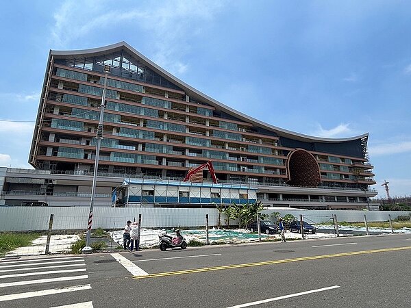 鳳山房市買氣佳,與眾多大型建設在鳳山有關,其中鳳山車站改建計畫中的「空中鳳城」將進入完工階段,將引進百貨、電影院、旅館、餐廳。圖/好房網News記者林和謙/攝