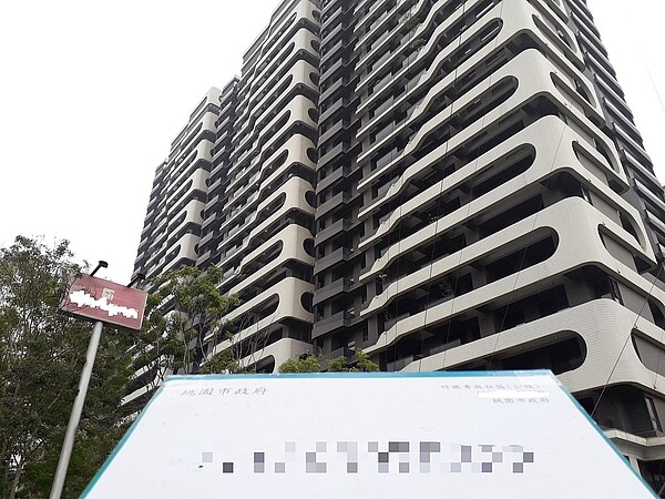 為確保高樓層集合式住宅消防和公共安全，桃園市政府對桃園市內高樓層住宅進行消防及公安抽檢。圖／桃園市政府都發局提供